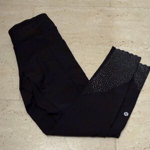 Lululemon 23” Women’s Tight Stuff leggings Size 6 Reflective Scallop Hem black